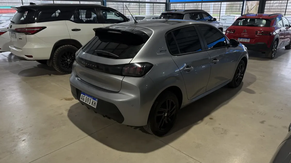 Peugeot 208 Style 1.6 MT 2023 - Image 2