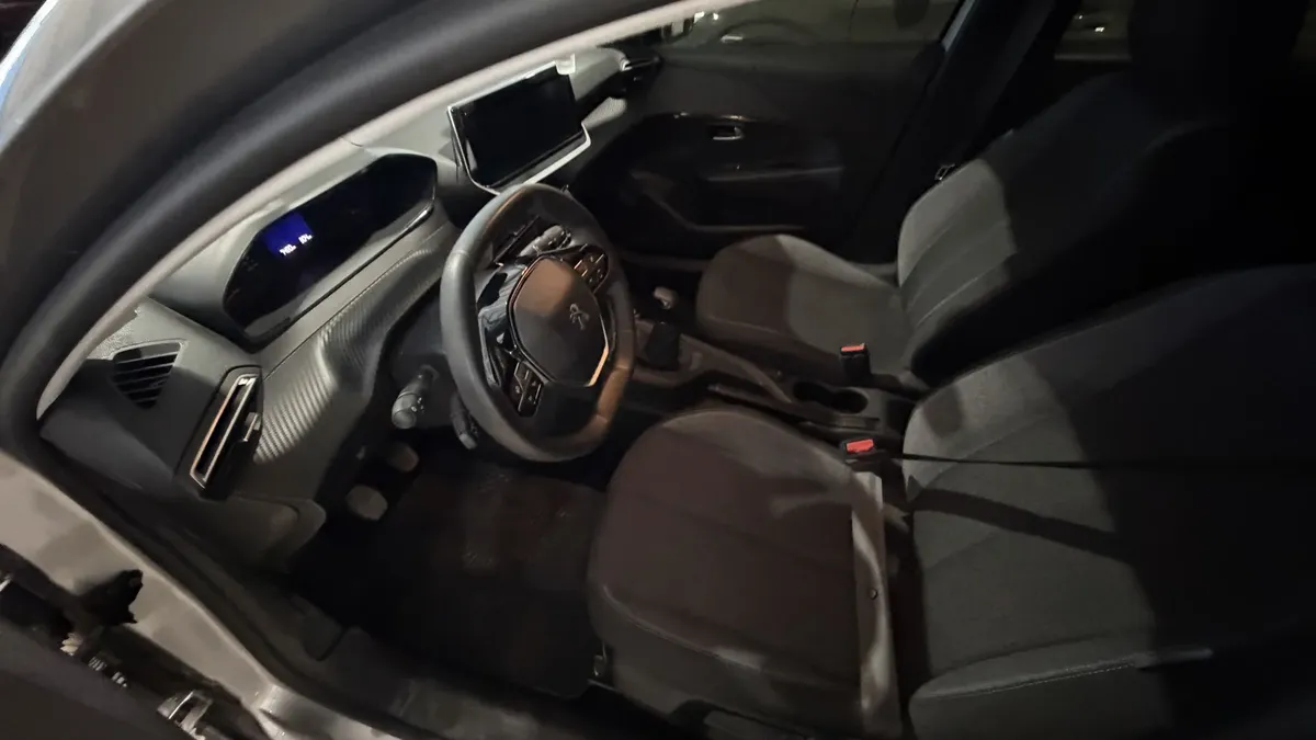Peugeot 208 Style 1.6 MT 2023 - Image 4